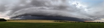 Shelf cloud u Velkých Přílep