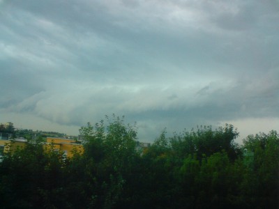 Shelf cloud na večerní bouřce.